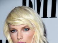 Taylor Swift w jasnych włosach na gali Beverly Hills